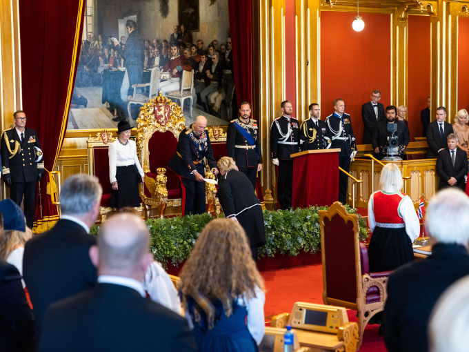 Statsminister Erna Solberg overrekkjer Kongen trontalen i stortingssalen. Foto: Peter Mydske / Stortinget